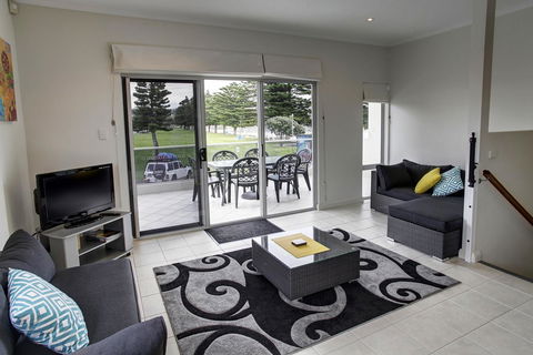 Tasman Beachside Apartment - Accommodation Main Beach 4