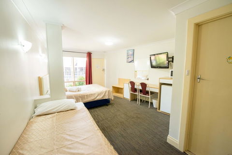 Jacksons Motor Inn - Accommodation Main Beach 23
