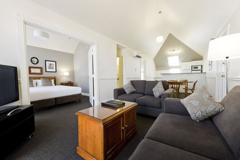 Majestic Old Lion Apartments - Accommodation Main Beach 5