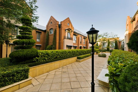 Majestic Old Lion Apartments - Accommodation Main Beach 0