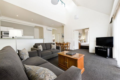 Majestic Old Lion Apartments - Accommodation Main Beach 6