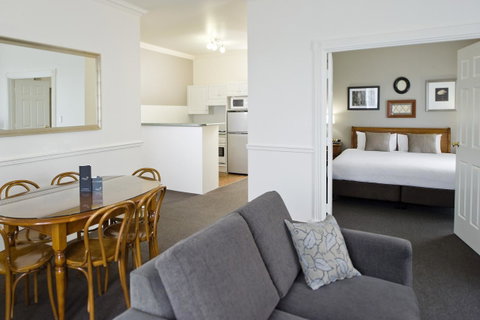 Majestic Old Lion Apartments - Accommodation Main Beach 7