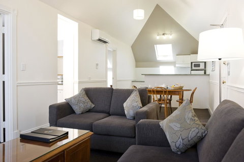 Majestic Old Lion Apartments - Accommodation Main Beach 11