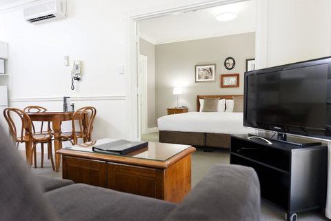 Majestic Old Lion Apartments - Accommodation Main Beach 10
