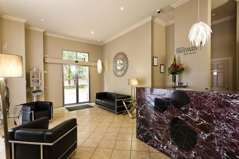 Majestic Old Lion Apartments - Accommodation Main Beach 14