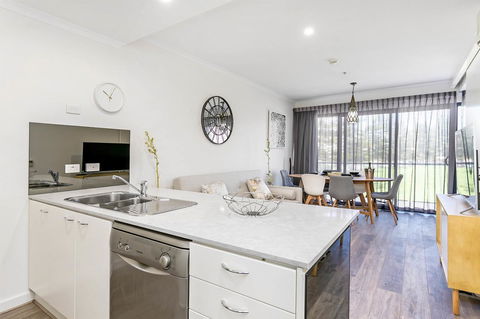 Heart Of Glenelg BnB - Accommodation Main Beach 5