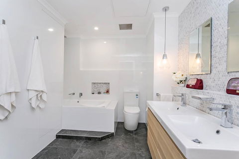 Heart Of Glenelg BnB - Accommodation Main Beach 2