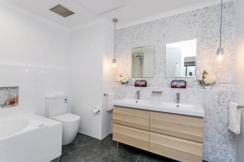 Heart Of Glenelg BnB - Accommodation Main Beach 3
