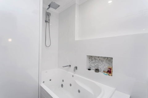 Heart Of Glenelg BnB - Accommodation Main Beach 4