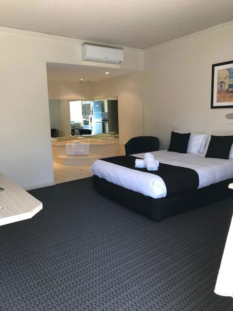 Bay Motel Hotel - Accommodation Main Beach 2