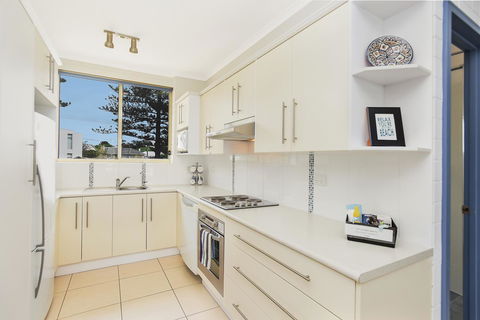 The Dolphins Beachfront Apartments - Accommodation Main Beach 12