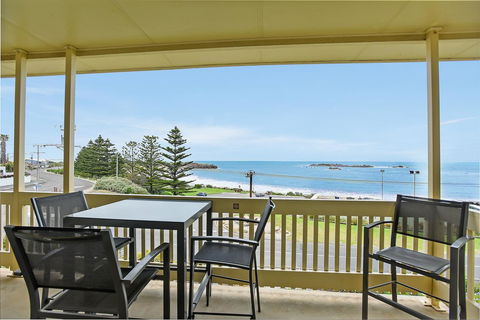 The Dolphins Beachfront Apartments - Accommodation Main Beach 9