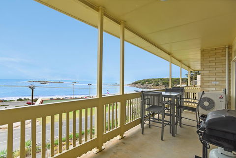 The Dolphins Beachfront Apartments - Accommodation Main Beach 10