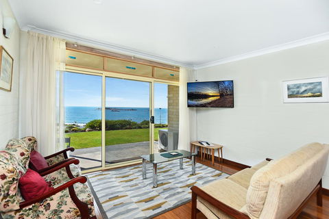 The Dolphins Beachfront Apartments - Accommodation Main Beach 7