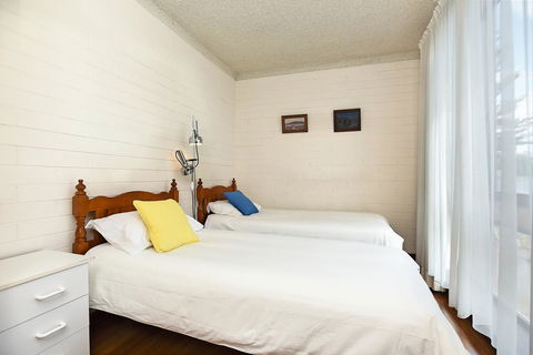 The Dolphins Beachfront Apartments - Accommodation Main Beach 8