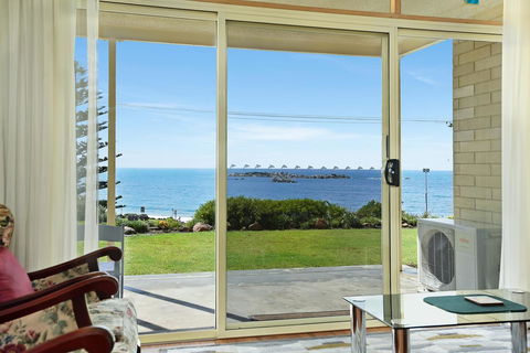 The Dolphins Beachfront Apartments - Accommodation Main Beach 6