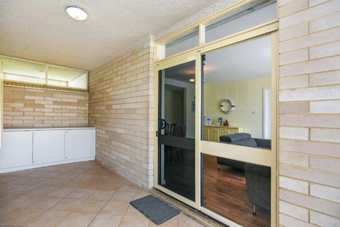 The Dolphins Beachfront Apartments - Accommodation Main Beach 3