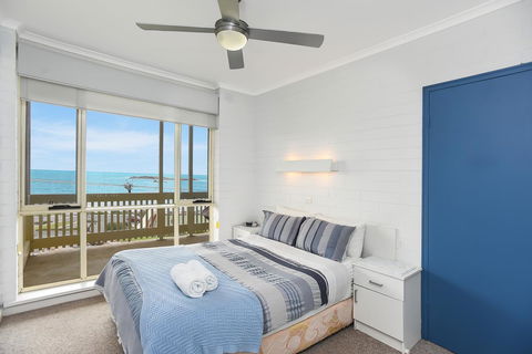 The Dolphins Beachfront Apartments - Accommodation Main Beach 14
