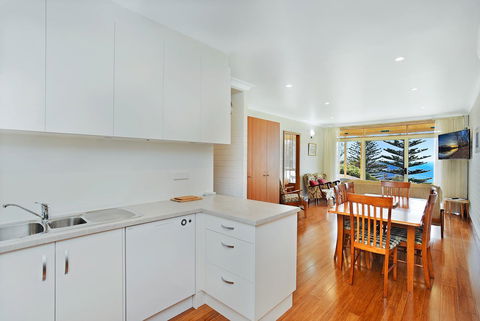 The Dolphins Beachfront Apartments - Accommodation Main Beach 4