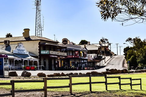 Commercial Hotel Morgan - Accommodation Main Beach 1