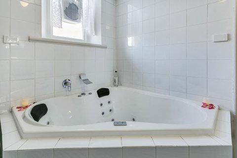 \'THE CHURCH\' Guest Home, Gawler Barossa Region - Accommodation Main Beach 6