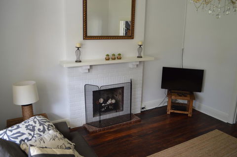 Two Cow Cottage Bed & Breakfast - Accommodation Main Beach 11