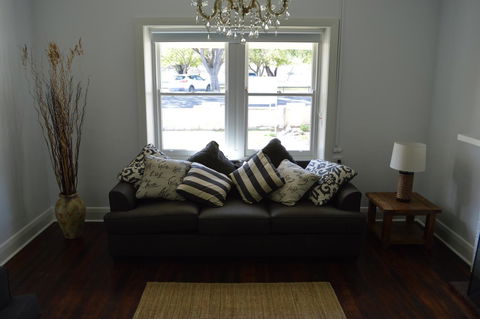 Two Cow Cottage Bed & Breakfast - Accommodation Main Beach 14