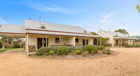 Barossa Vineyard Cottages - Accommodation Main Beach 24
