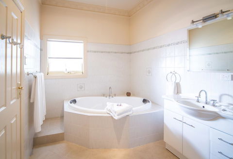 Barossa Vineyard Cottages - Accommodation Main Beach 33