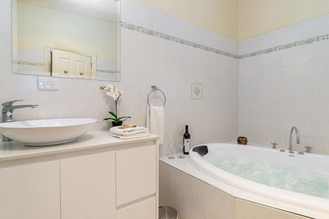 Barossa Vineyard Cottages - Accommodation Main Beach 13