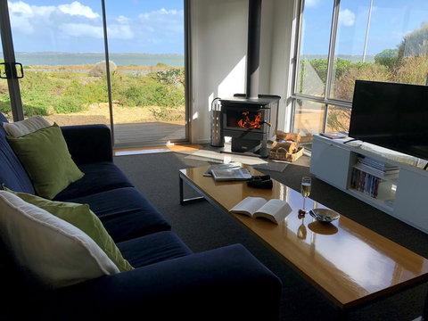Coorong Waterfront Retreat - Accommodation Main Beach 8