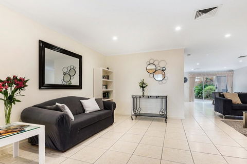 Adelaide Style Accommodation-Close To City-North Adelaide-3 Bdrm- FREE Parking - Accommodation Main Beach 5