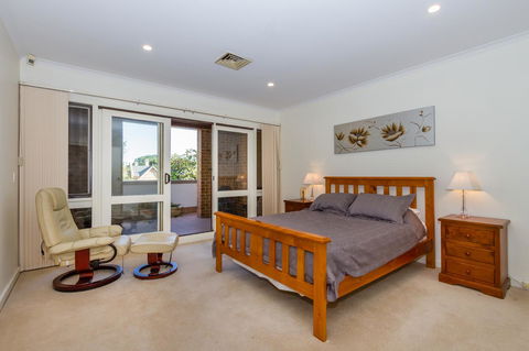 Adelaide Style Accommodation-Close To City-North Adelaide-3 Bdrm- FREE Parking - Accommodation Main Beach 3