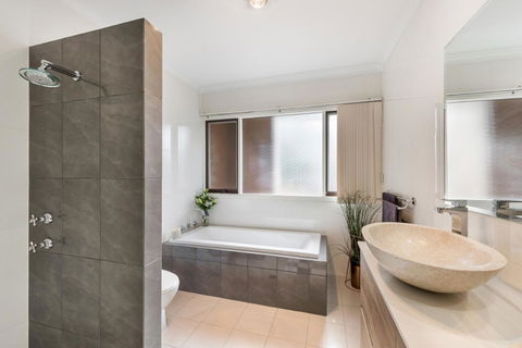 Adelaide Style Accommodation-Close To City-North Adelaide-3 Bdrm- FREE Parking - Accommodation Main Beach 10