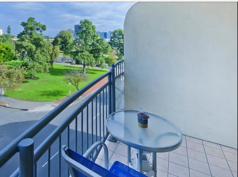 Spacious 4 BR And 2 Bathrooms City Apartment - Accommodation Main Beach 7