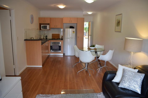 Spacious 4 BR And 2 Bathrooms City Apartment - Accommodation Main Beach 18