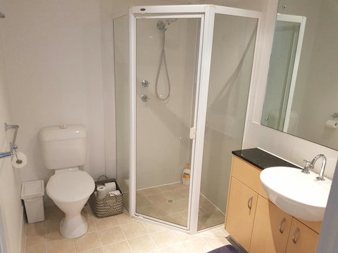 Spacious 4 BR And 2 Bathrooms City Apartment - Accommodation Main Beach 5