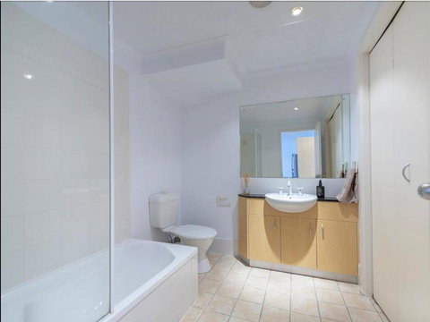 Spacious 4 BR And 2 Bathrooms City Apartment - Accommodation Main Beach 8