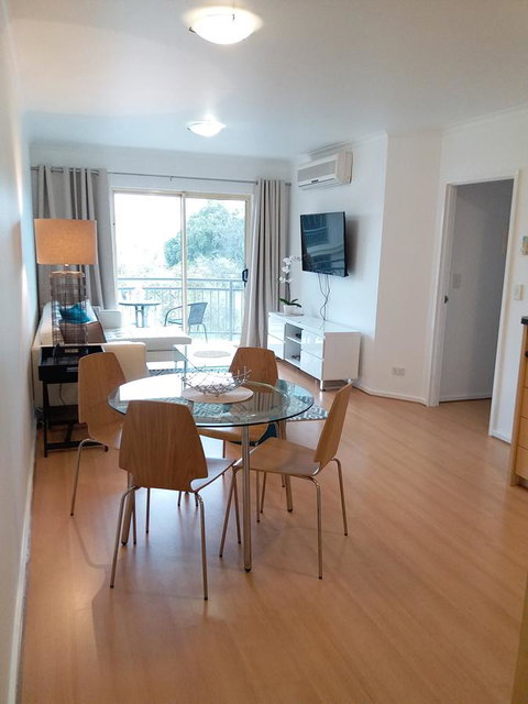 Spacious 4 BR And 2 Bathrooms City Apartment - Accommodation Main Beach 13