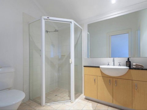 Spacious 4 BR And 2 Bathrooms City Apartment - Accommodation Main Beach 9