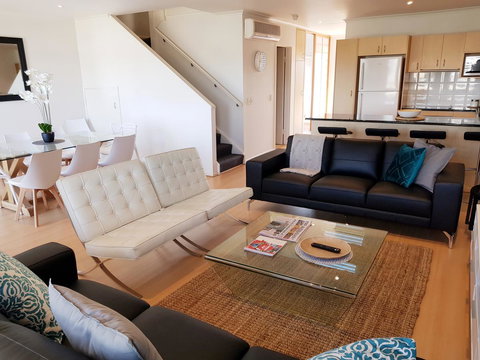 Spacious 4 BR And 2 Bathrooms City Apartment - Accommodation Main Beach 0