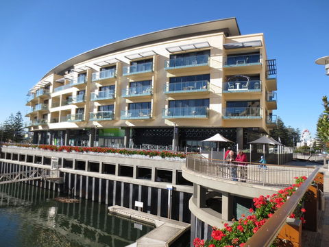Lights Landing Apartments - Accommodation Main Beach 0