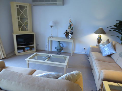 Lights Landing Apartments - Accommodation Main Beach 6