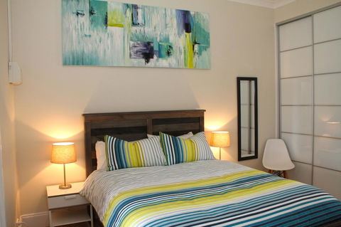 Smugglers Inn Studio Apartments - Accommodation Main Beach 12