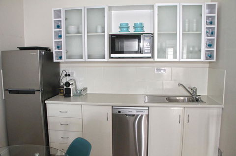 Smugglers Inn Studio Apartments - Accommodation Main Beach 8