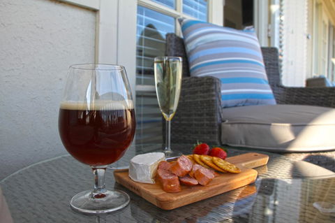 Smugglers Inn Studio Apartments - Accommodation Main Beach 2