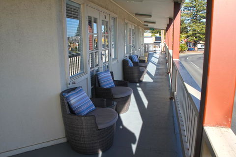 Smugglers Inn Studio Apartments - Accommodation Main Beach 1