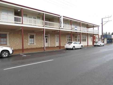 Smugglers Inn Studio Apartments - Accommodation Main Beach 10
