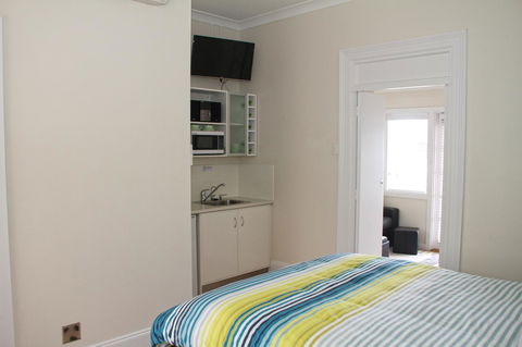 Smugglers Inn Studio Apartments - Accommodation Main Beach 15
