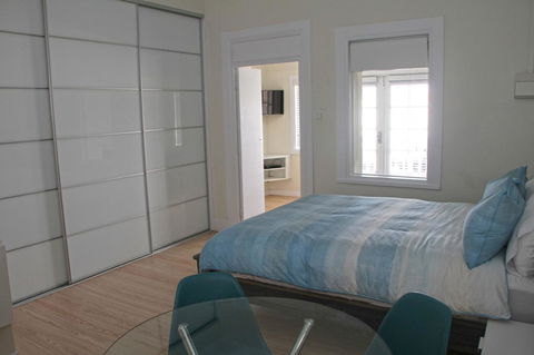 Smugglers Inn Studio Apartments - Accommodation Main Beach 6